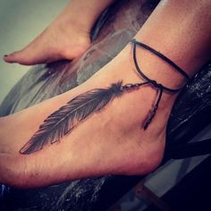 tatouage bracelet cheville plume