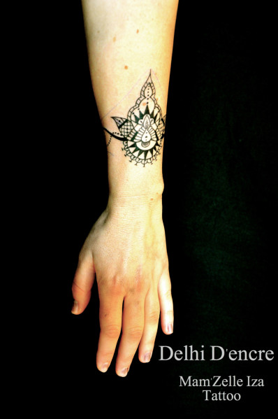 tatouage bracelet indien poignet