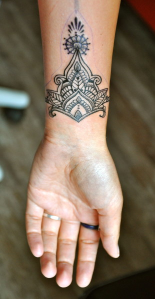 tatouage bracelet indien poignet