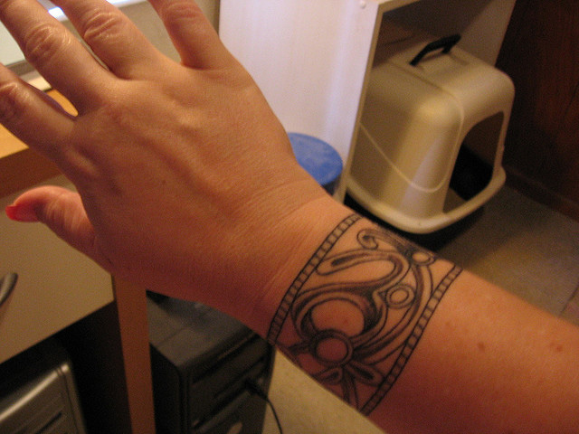 tatouage bracelet indien poignet