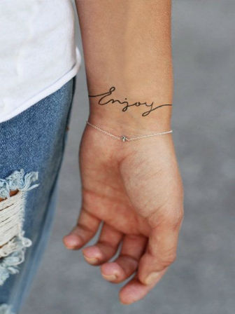 tatouage bracelet initiale