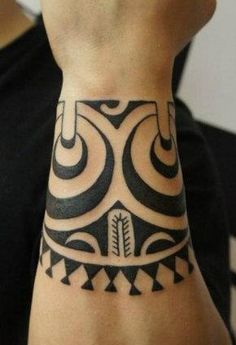 tatouage bracelet poignet polynésien