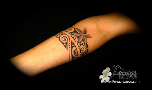 tatouage bracelet polynésien femme