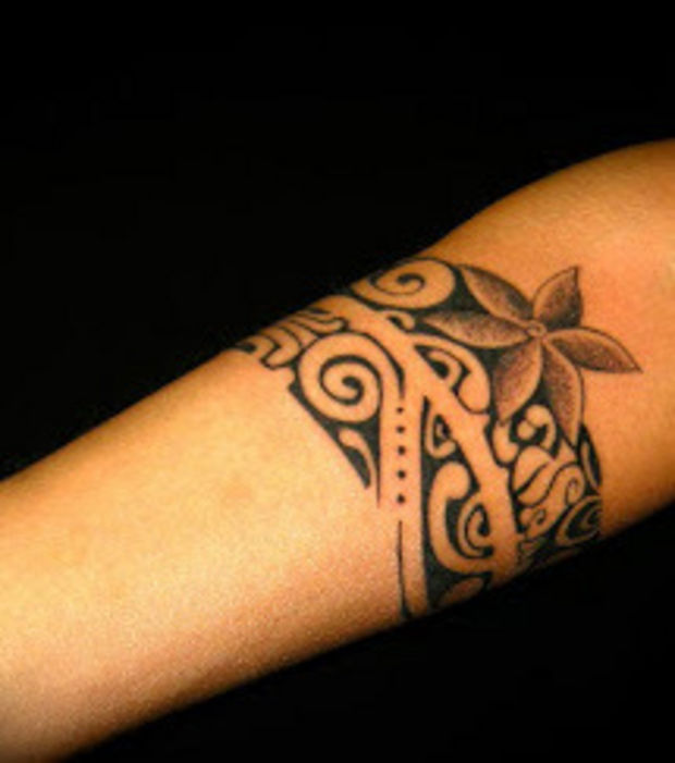 tatouage bracelet tribal femme