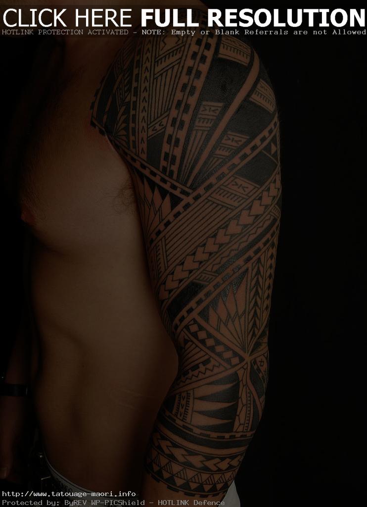tatouage bras complet polynésien