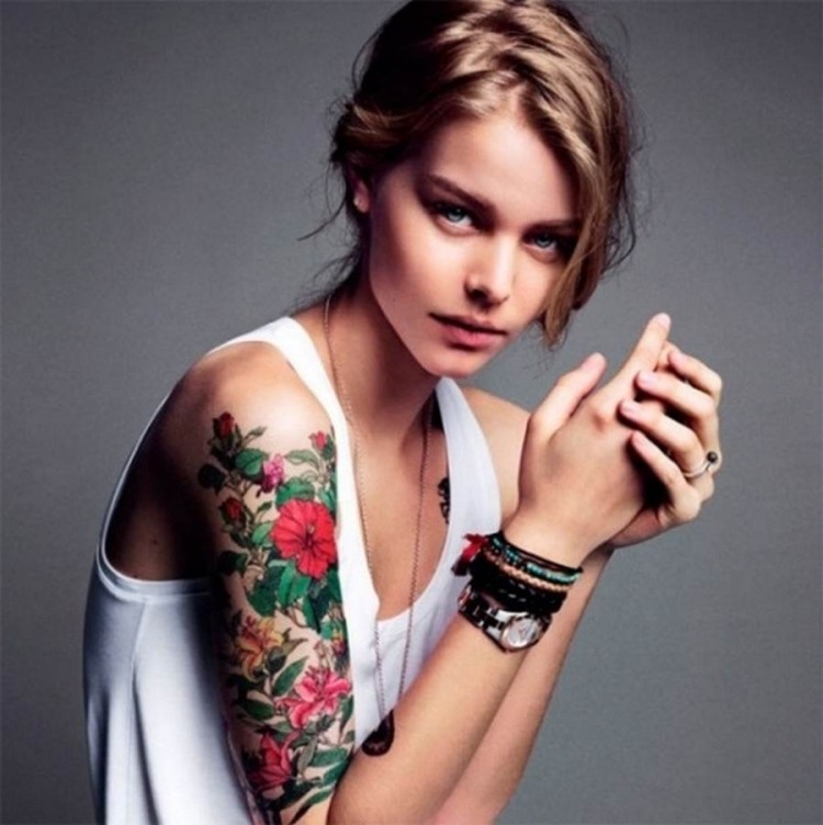 tatouage bras femme fleur