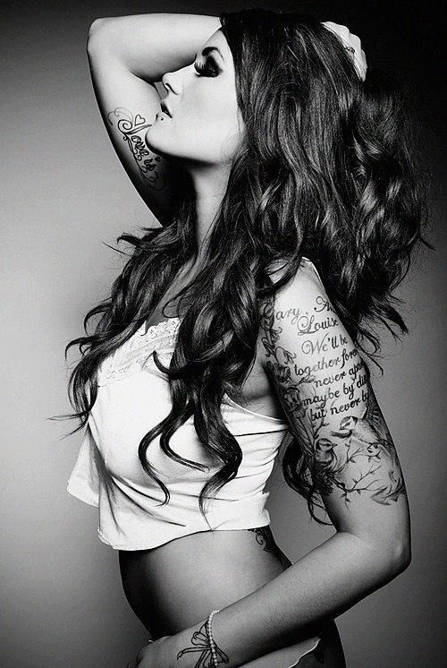 tatouage bras femme noir et blanc