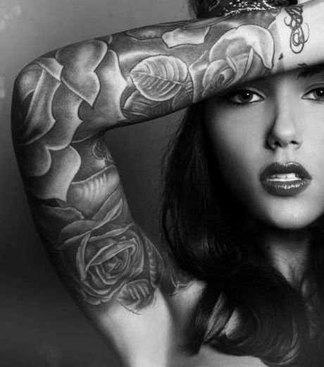 tatouage bras femme noir et blanc