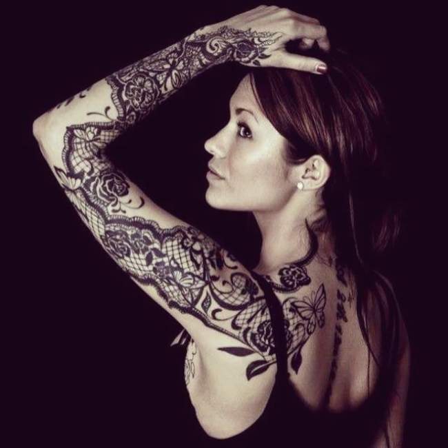 tatouage bras femme noir et blanc