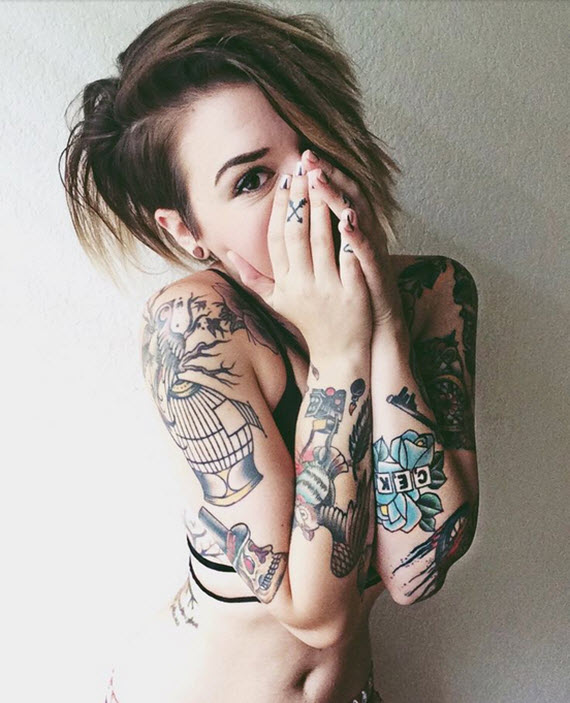 tatouage bras femme noir et blanc