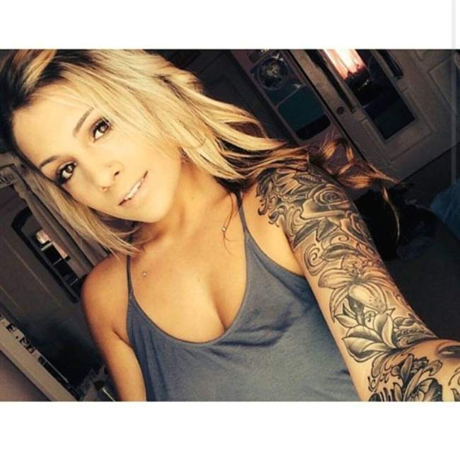 tatouage bras femme noir et blanc