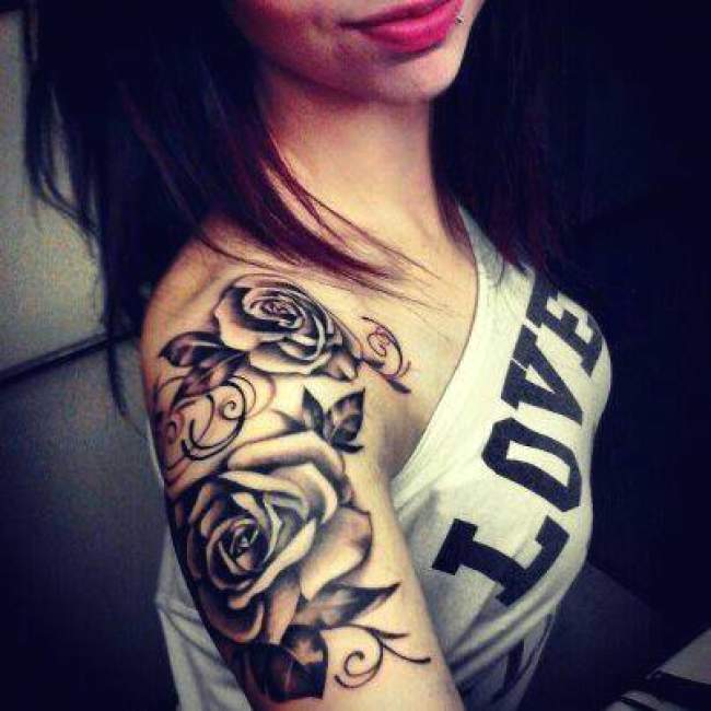 tatouage bras femme rose