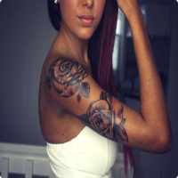 tatouage bras femme rose