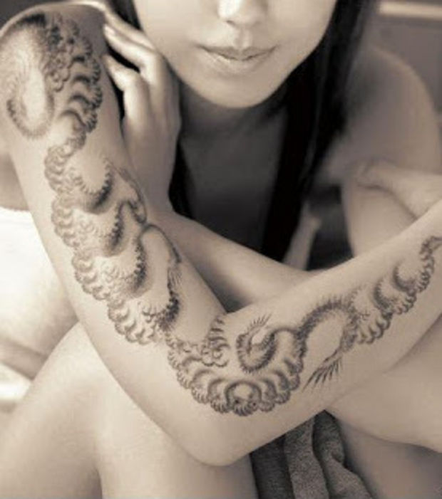 tatouage bras femme tribal