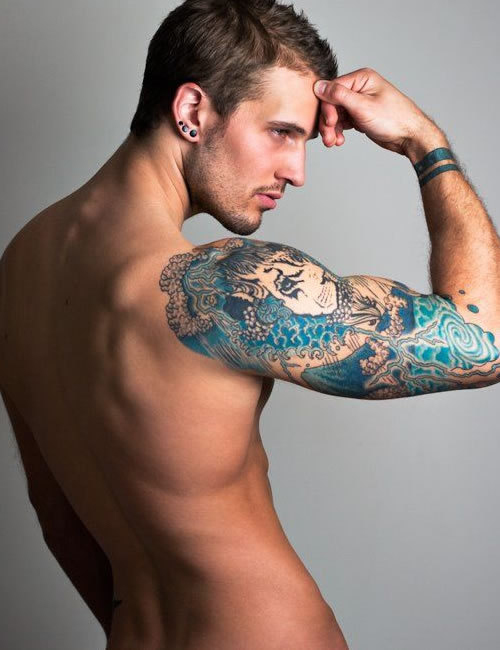 tatouage bras homme couleur