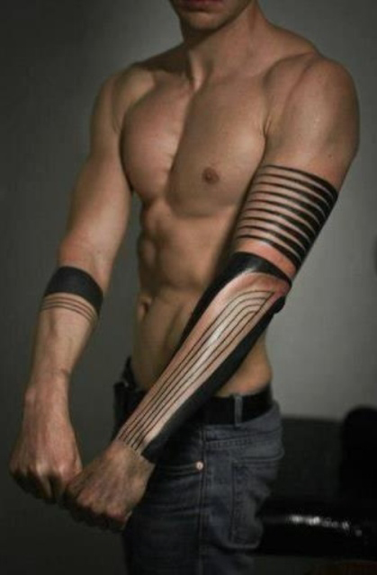 tatouage bras homme noir
