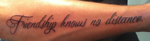 tatouage bras homme phrase