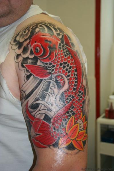 tatouage carpe koi omoplate