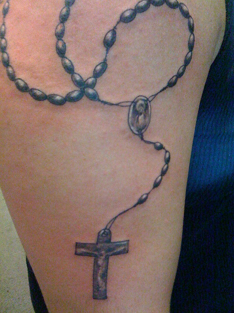 tatouage chapelet ventre