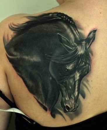 tatouage cheval omoplate
