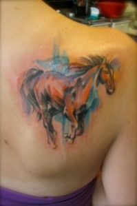 tatouage cheval omoplate