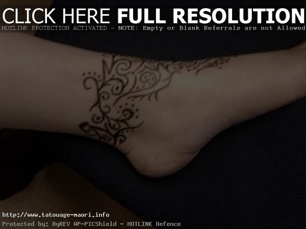 tatouage cheville bracelet tribal