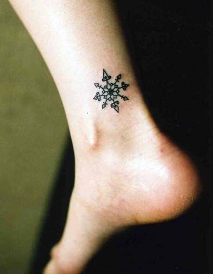 tatouage cheville femme discret