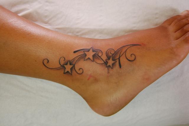 tatouage cheville femme etoile