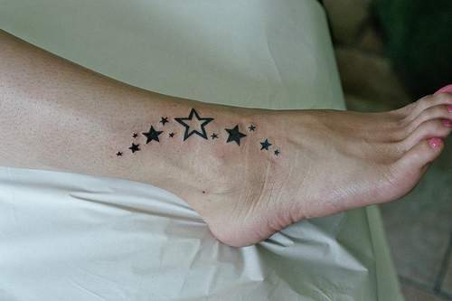 tatouage cheville femme etoile