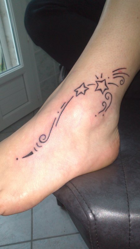 tatouage cheville femme etoile