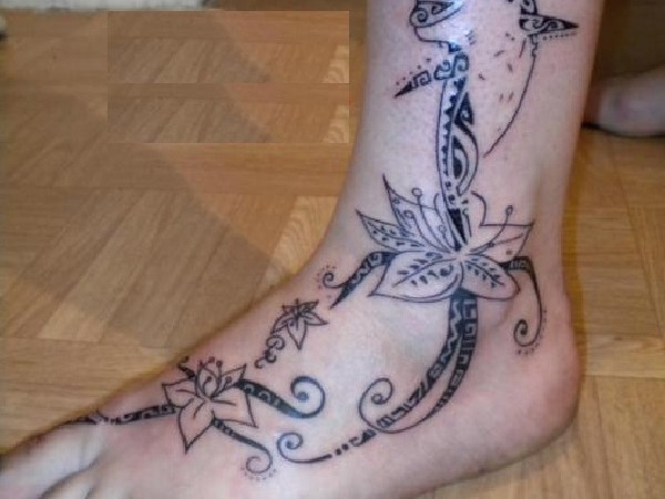 tatouage cheville femme fleur