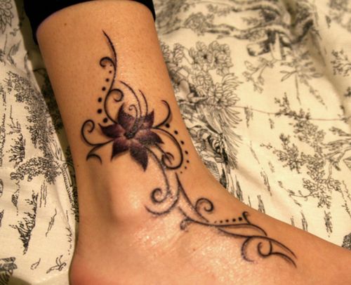 tatouage cheville femme fleur de lys