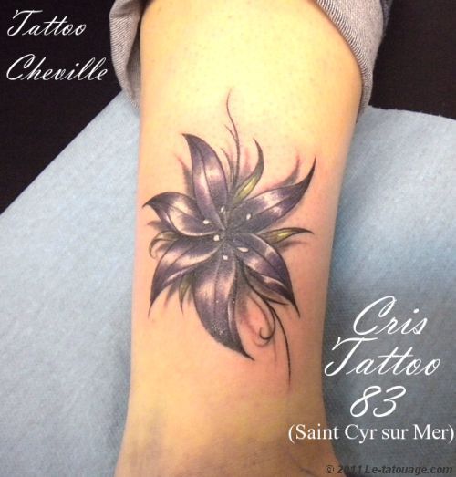 tatouage cheville femme fleur de lys