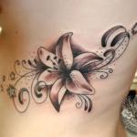 tatouage cheville femme fleur de lys