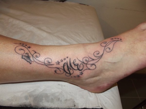 tatouage cheville femme initiale