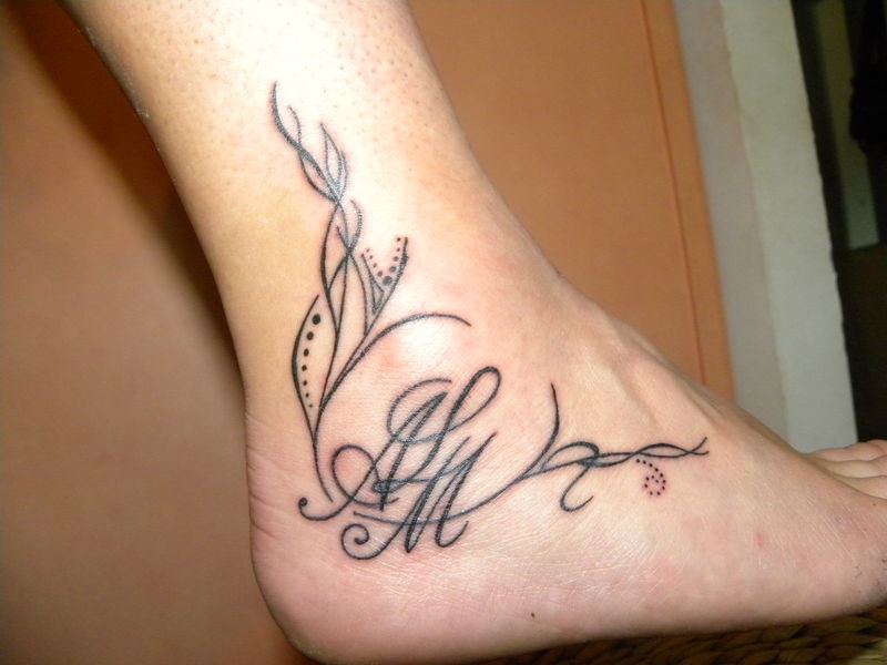 tatouage cheville femme initiale