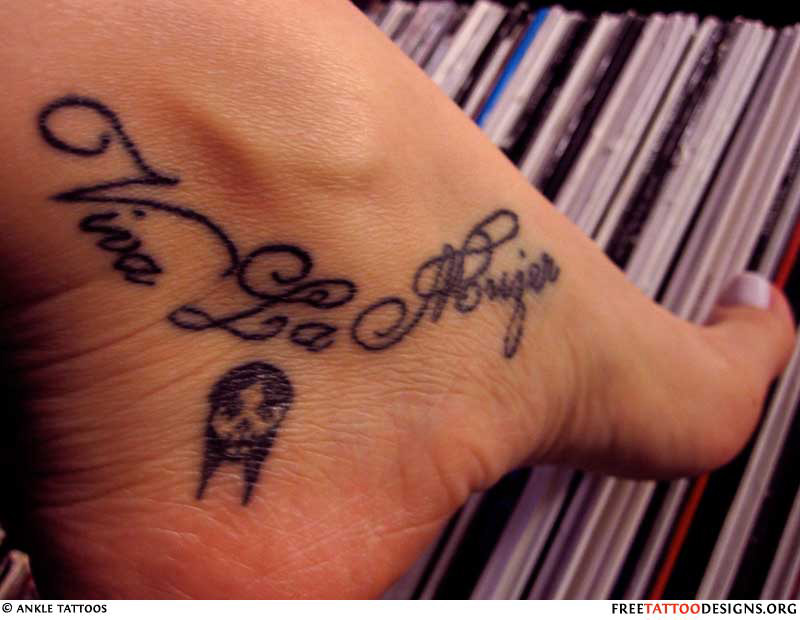 tatouage cheville femme initiale