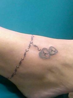 tatouage cheville femme initiale