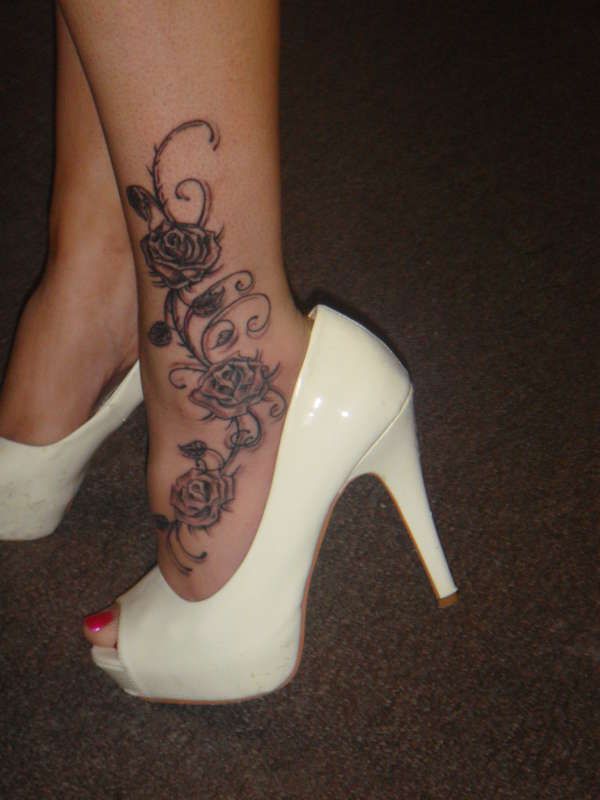 tatouage cheville femme plume