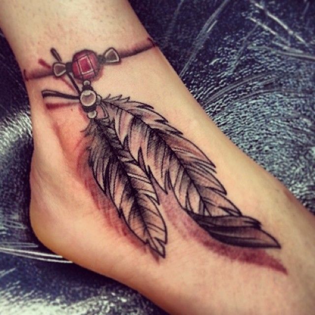 tatouage cheville femme plume