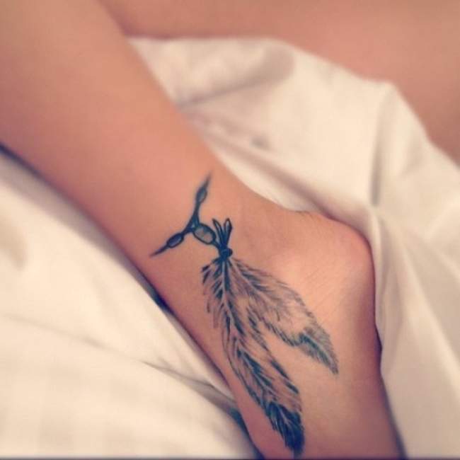 tatouage cheville femme plume
