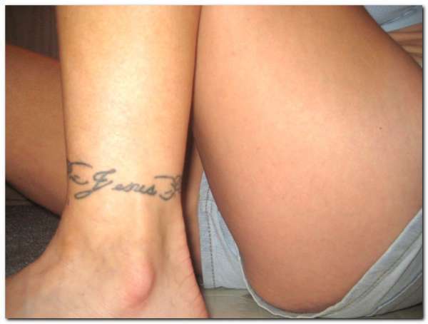 tatouage cheville femme prenom
