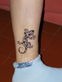 tatouage cheville femme salamandre
