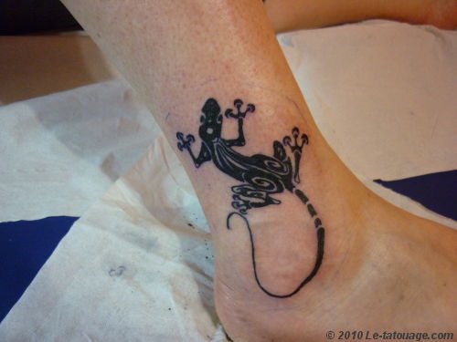 tatouage cheville femme salamandre
