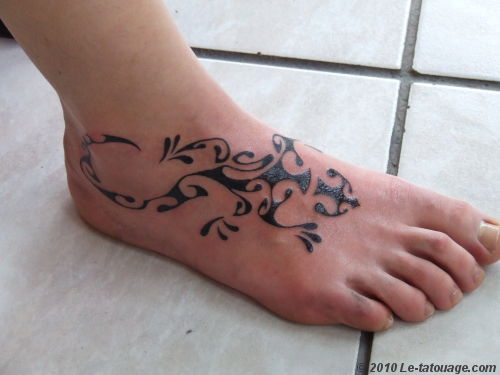 tatouage cheville femme salamandre