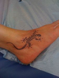 tatouage cheville femme salamandre