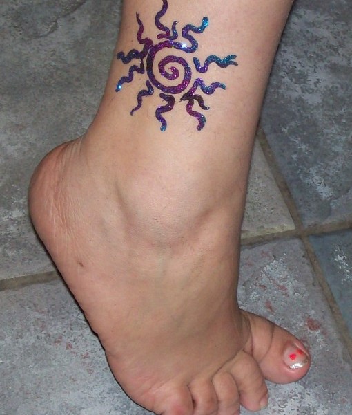 Tatouage cheville femme soleil