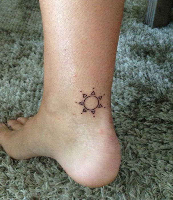 tatouage cheville femme soleil