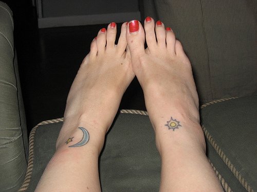 tatouage cheville femme soleil