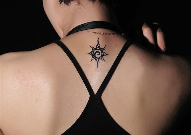 tatouage cheville femme soleil